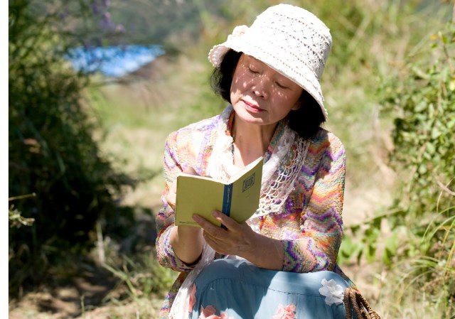 mi-ja-searches-for-the-inspiration-to-write-her-first-poem